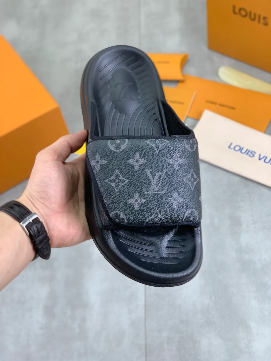 Men's shoes 💰P320💰【New style】🆘 Original quality 【LOUIS VUITTON】The popular Louis Vuitton LV men's slippers on the official website are on sale simultaneously! Original fabric imported from Italy. Original bottom provided by the original factory. Number of yards: 38-44 (customized to 45). Multiple colors to choose from. Fully packaged drawer box.